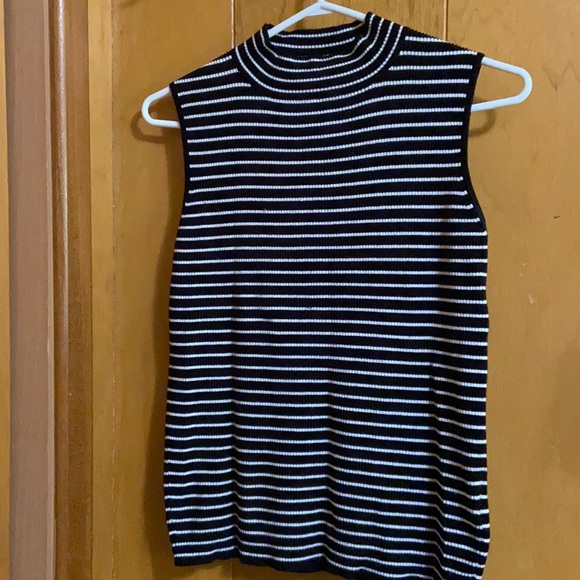 ✨3 for $20✨ Sleeveless mockneck - Picture 1 of 2